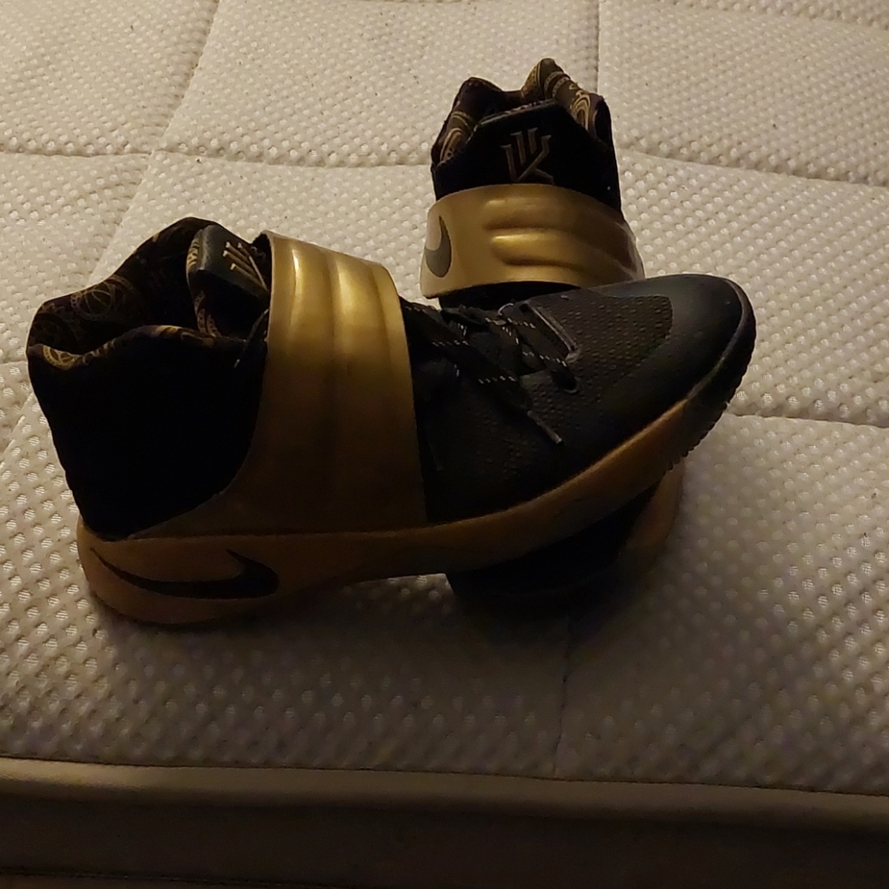 Shoes - Picture 2 of 4